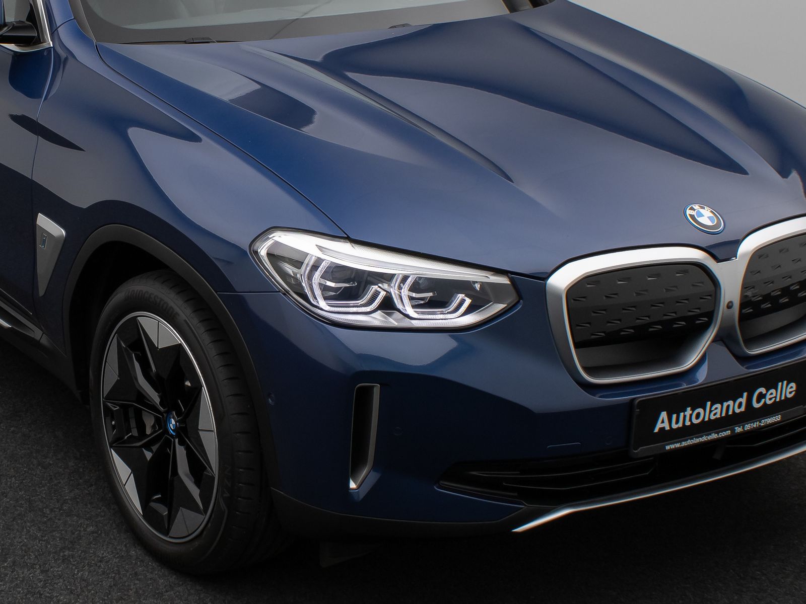 Fahrzeugabbildung BMW iX3 Impressive Panorama 360°HUD DAB H/K AHK Komf