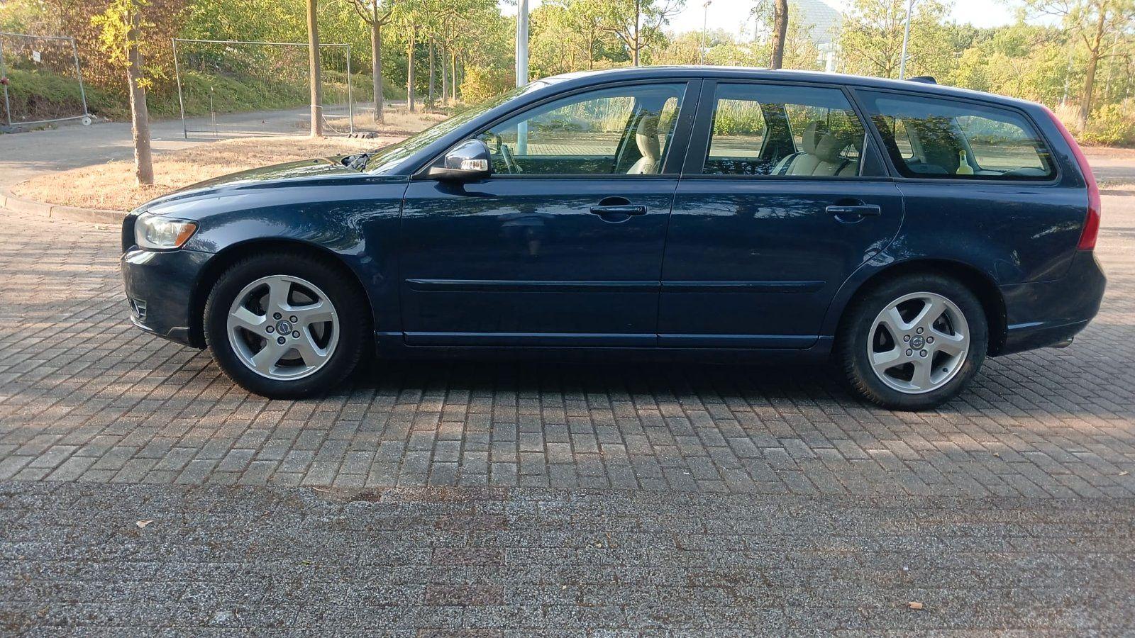 Volvo V50 2012 — rear view