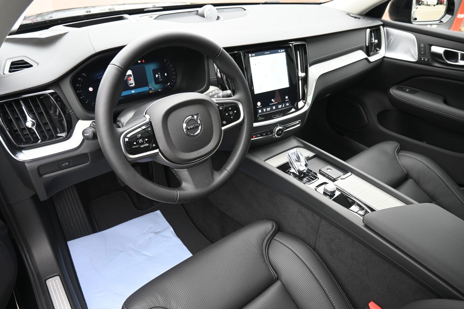 Fahrzeugabbildung Volvo V60 B4 DKG Ultra Dark*B&W*Massage*ACC*AHK*20"