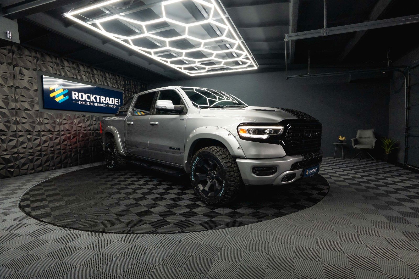 Fahrzeugabbildung Dodge RAM 5.7 V8 HEMI 4x4 Offroad Night Limited 19%
