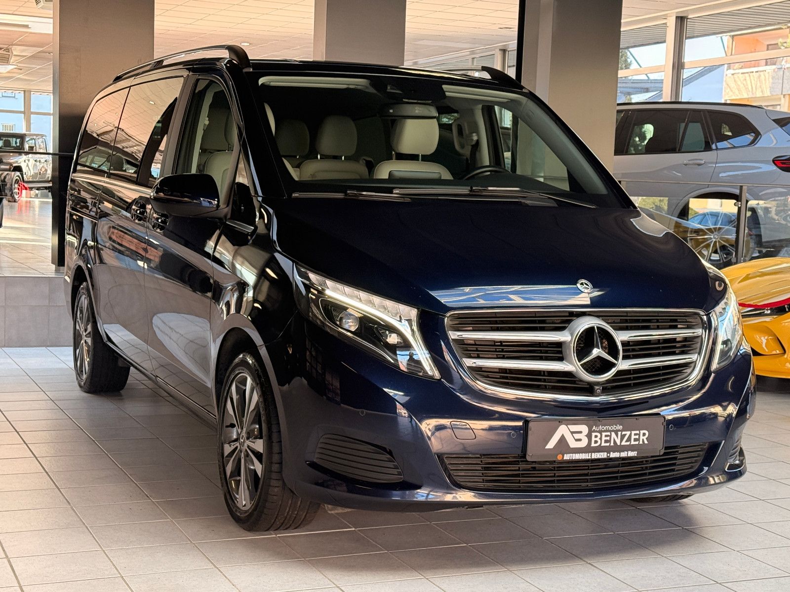 Fahrzeugabbildung Mercedes-Benz V 250/AVANTGARDE/LANG/4MATIC/LEDER/LED/NAVI/6SIT