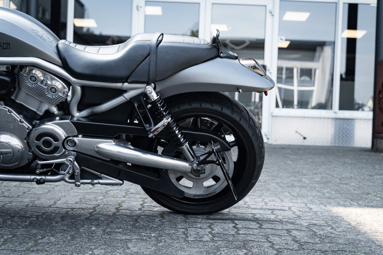 Fahrzeugabbildung Harley-Davidson VRSCR STREET ROD - REMUS ENDSCHALLDÄMPFER -