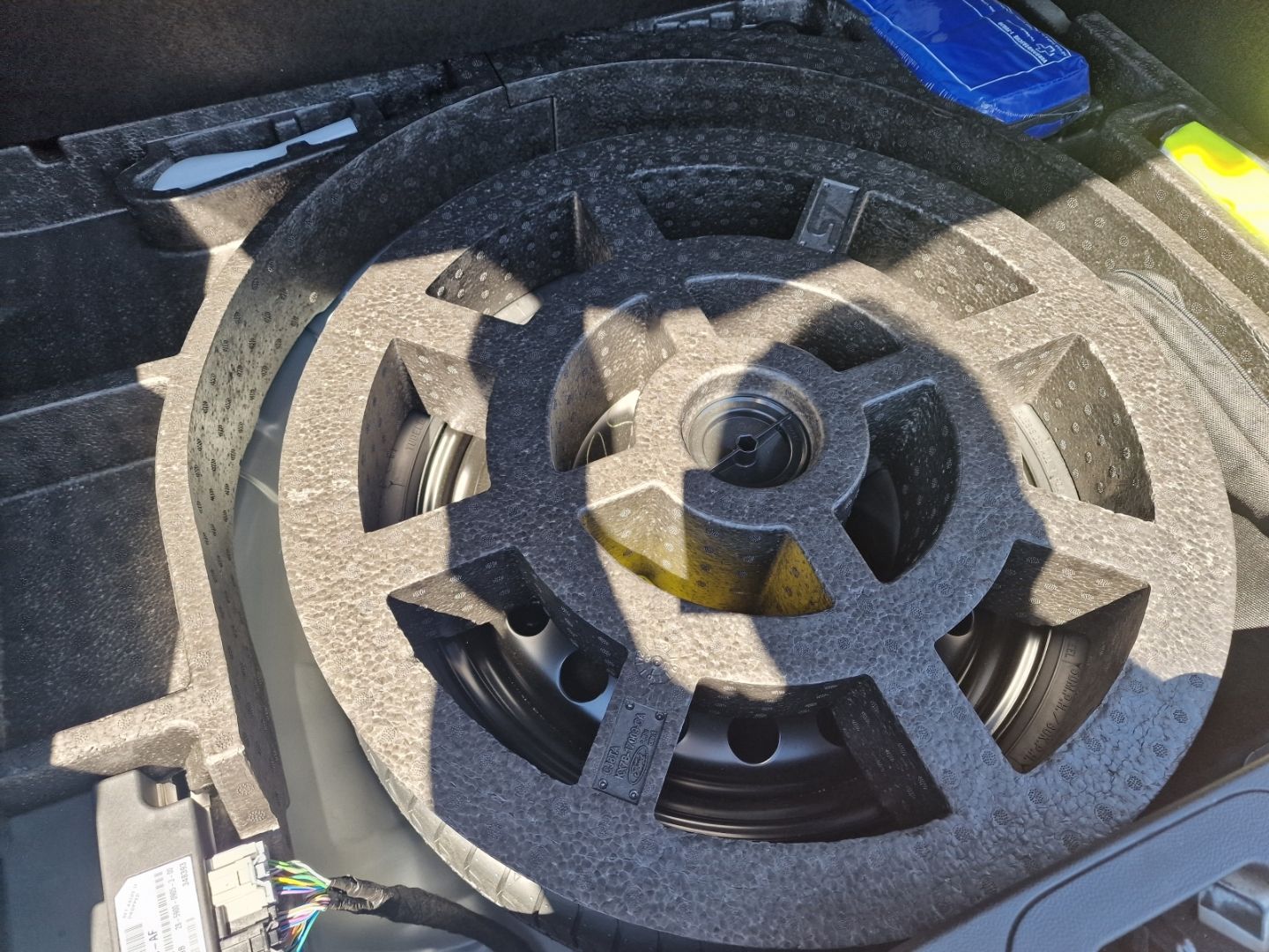 Fahrzeugabbildung Ford Focus ST AHK-abnehmbar Navi LED Sperrdiff. Apple