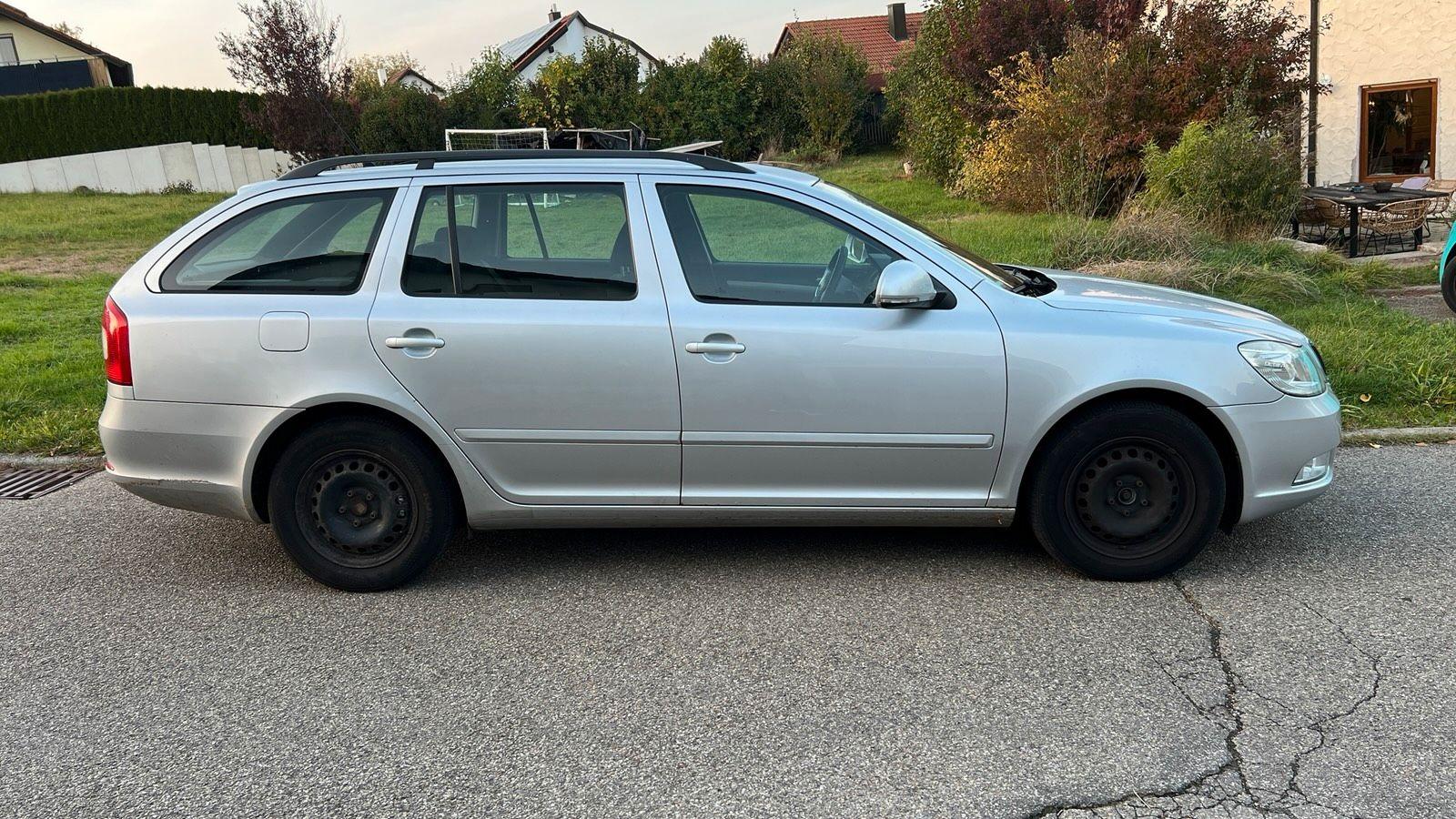 Skoda Octavia 2009 — rear view