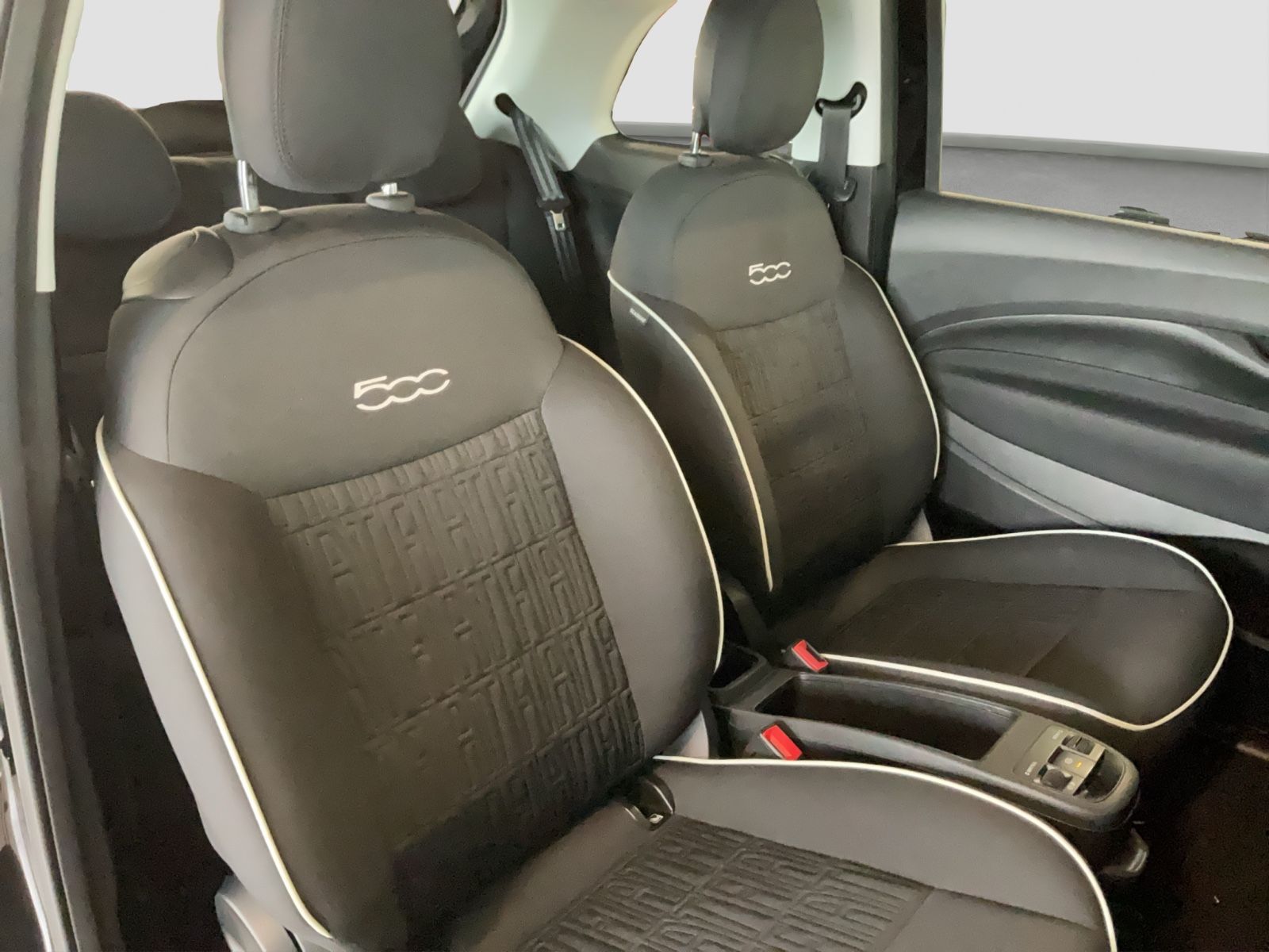 Fahrzeugabbildung Fiat 500e + Radio- & Winterpaket