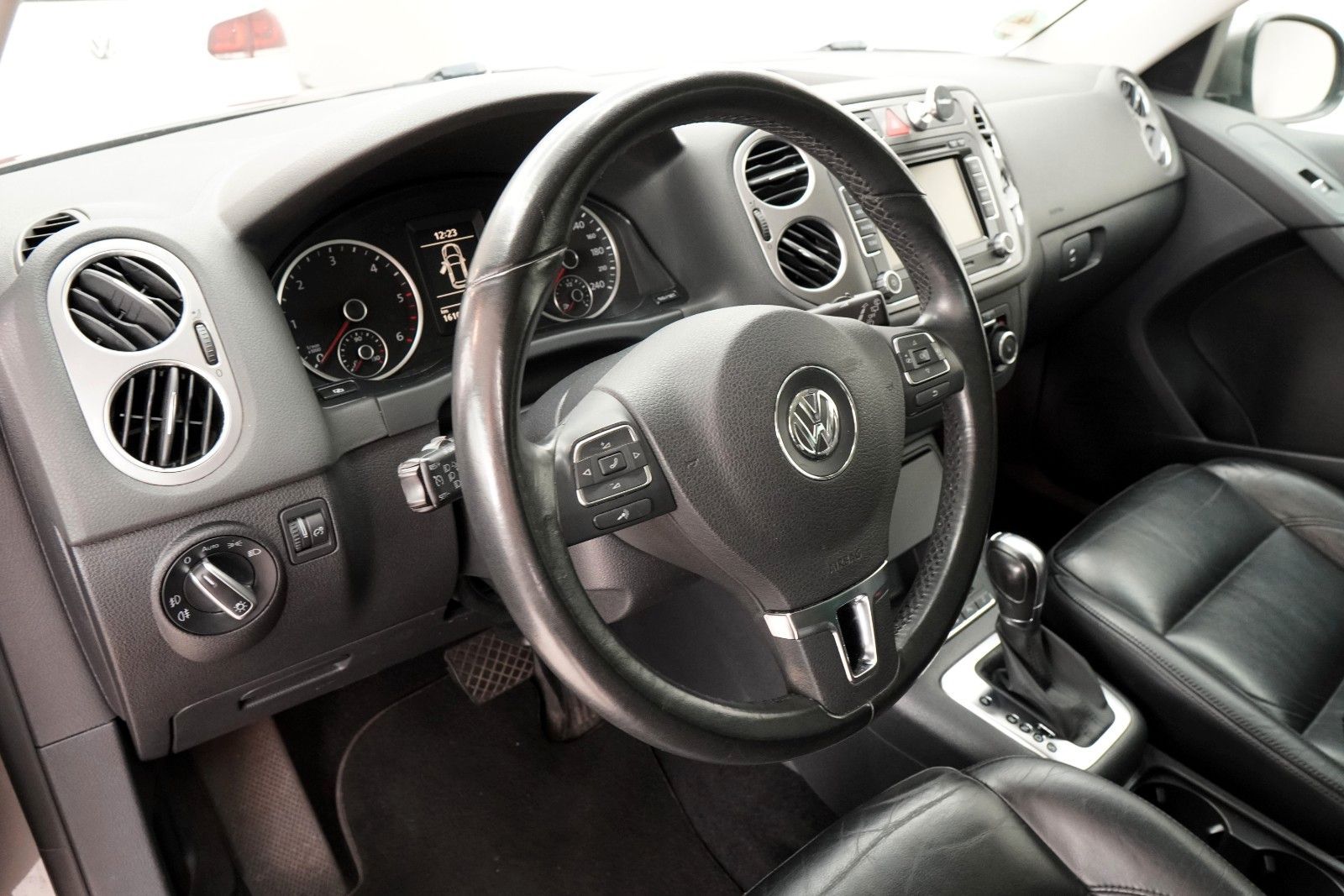Fahrzeugabbildung Volkswagen Tiguan Sport & Style 4Motion *Leder*Autom*Pano*