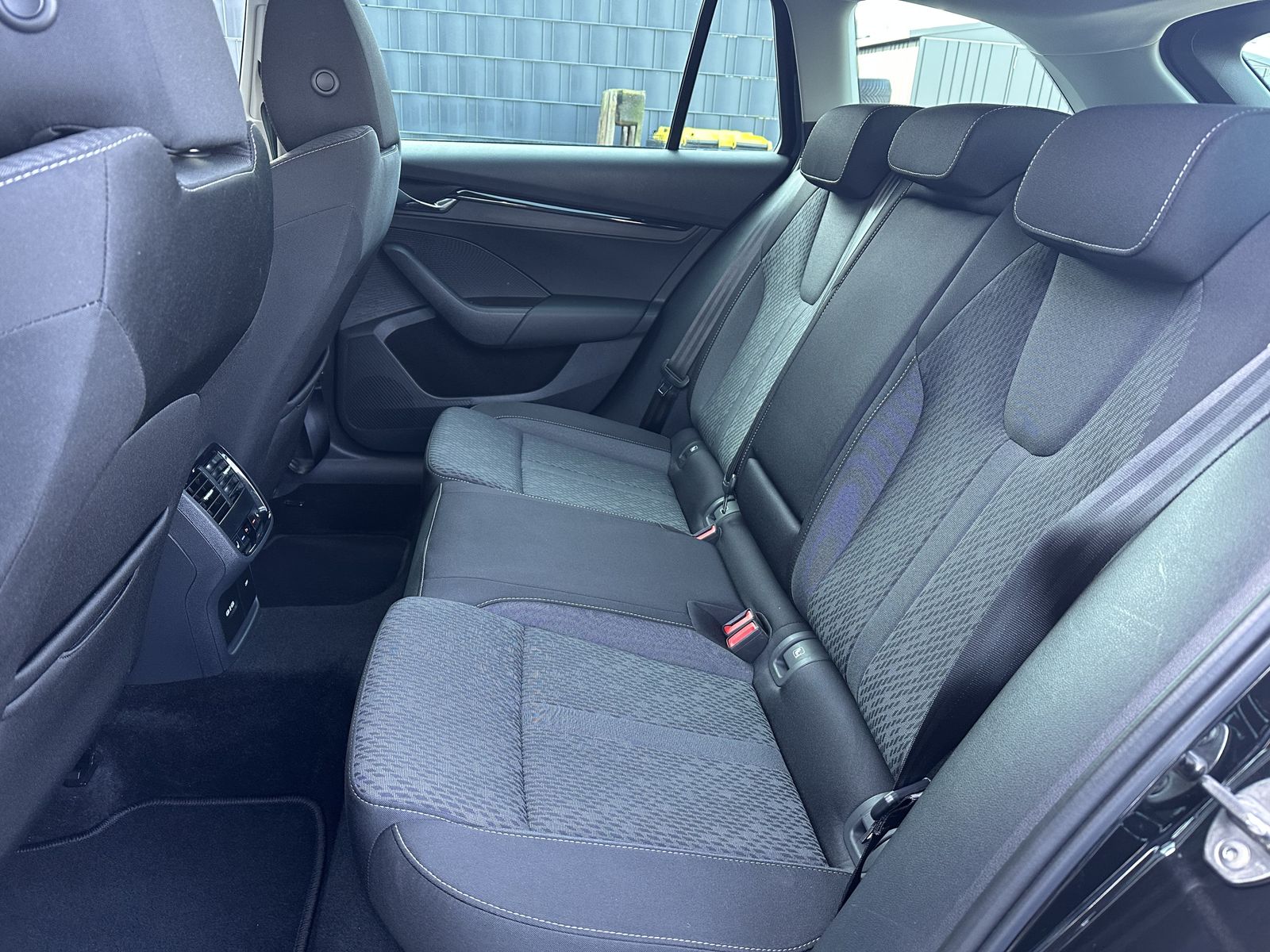 Fahrzeugabbildung SKODA Octavia Combi Clever iV Hybrid NAV+LED+AHK+18ZO