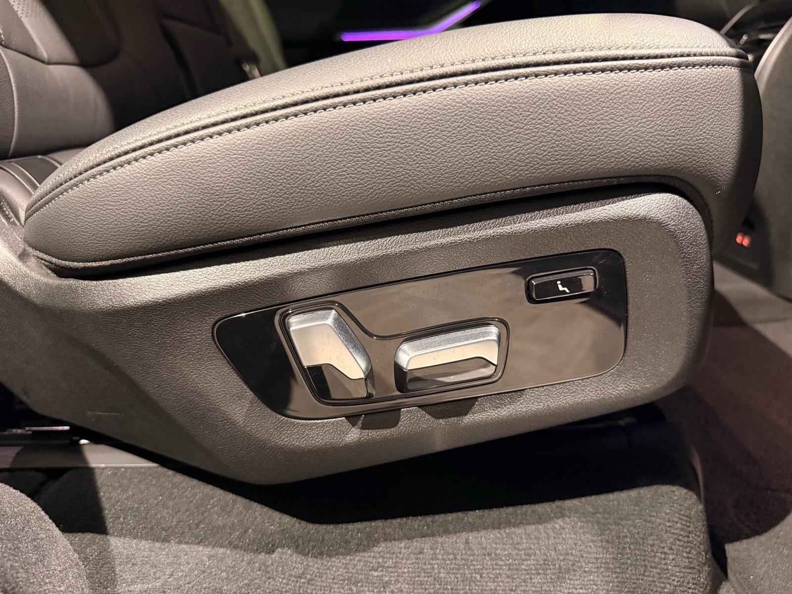 BMW X7 M50d M Sport Pro "22" B&W – 30