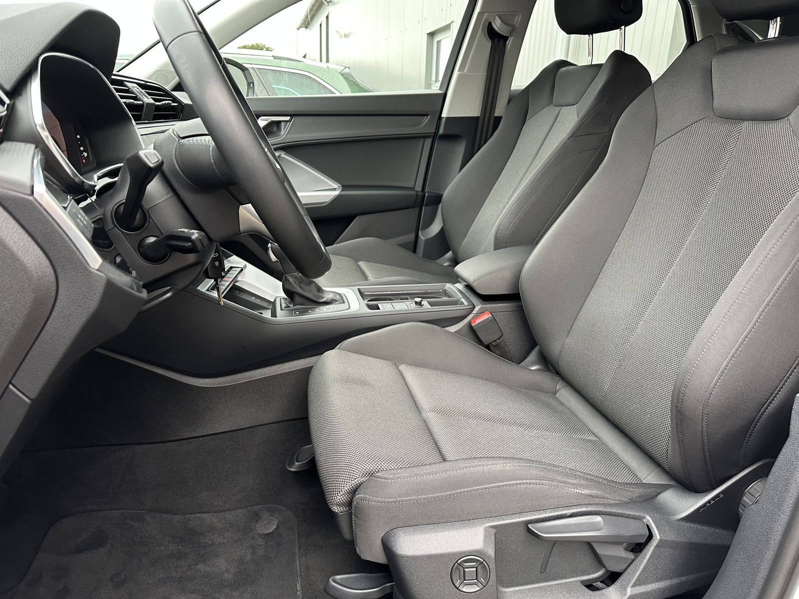 Fahrzeugabbildung Audi Q3 SpB 35 TFSI NAV+LED+ACC+V-COCKPIT+19ZOLL+SHZ