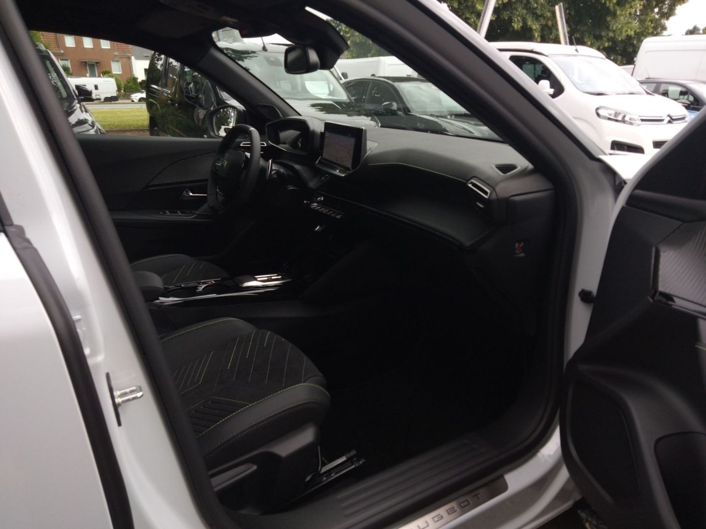 Fahrzeugabbildung Peugeot 2008 GT HYBRID 145 e-DSC6 El. Panodach Navi ACC