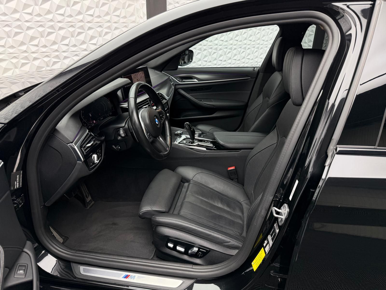 Fahrzeugabbildung BMW 520d M-PAKET/LASER/ACC/PANO/HUD/HIFI/RCAM/KEYLES