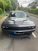 Dodge Challenger mit Sportklappenauspuff - graue Dodge Challenger