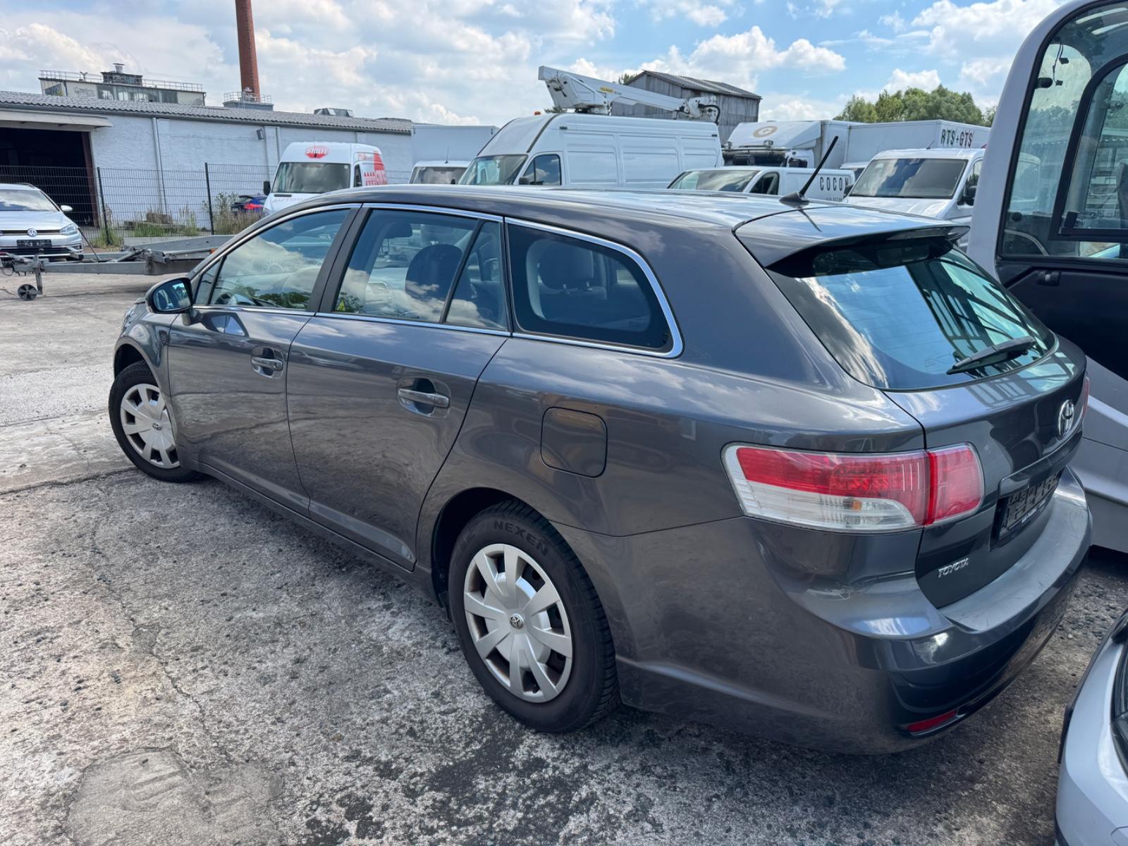 Toyota Avensis 2010 — photo 11