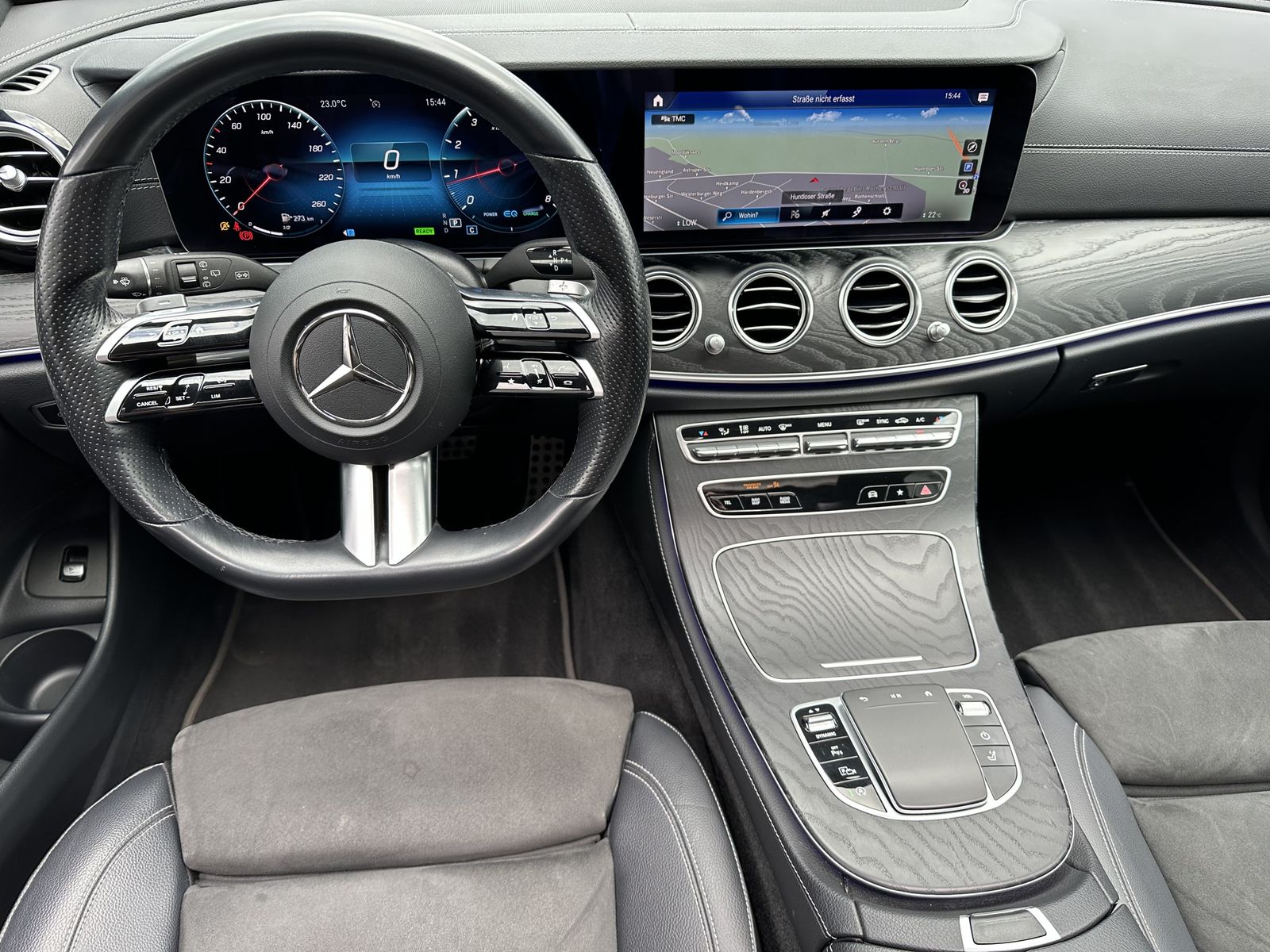 Fahrzeugabbildung Mercedes-Benz E 200 T AMG-Line NAV+LED+PANORAMA+BURMESTER+360°