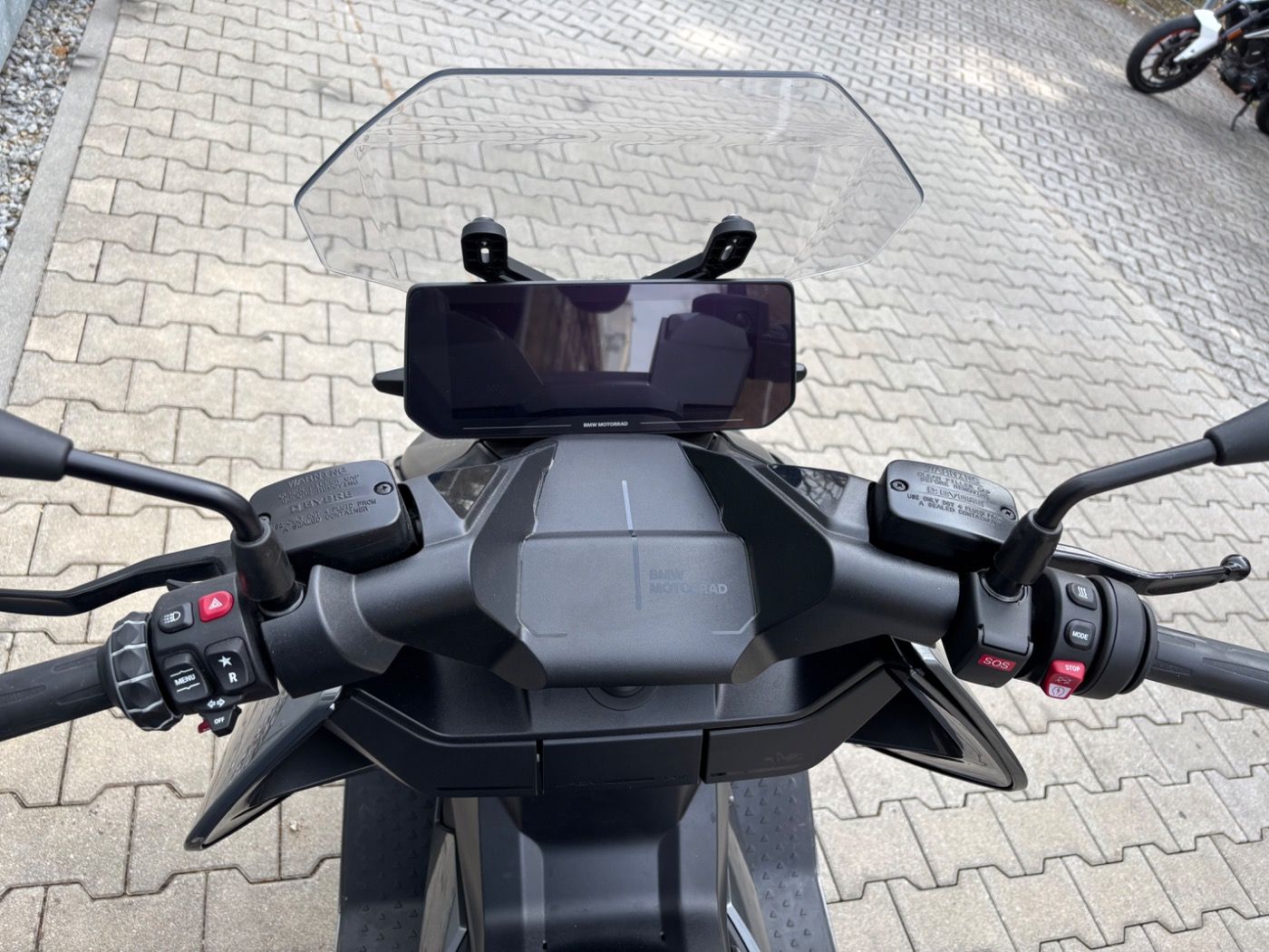 Fahrzeugabbildung BMW CE 04 Avantgarde mit Topcaseträger