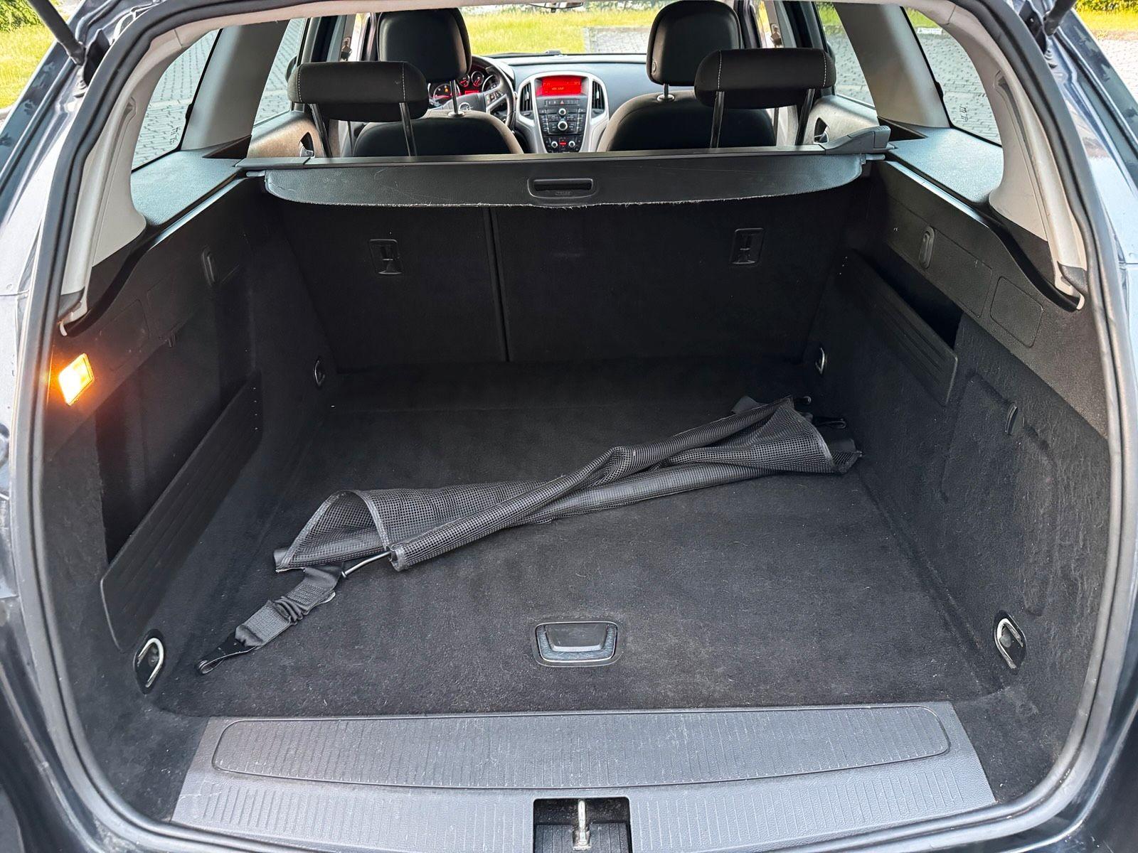 Opel Astra 2012 — photo 13