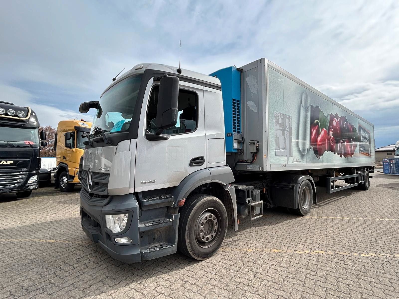 Fahrzeugabbildung Mercedes-Benz 2 Stk. Antos 1840+Rohr Kühlauflieger