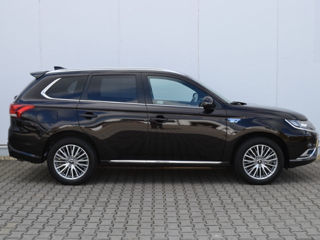 Outlander 2.4 PHEV Top 4WD STAND-HZ/18-ZOLL/LED/