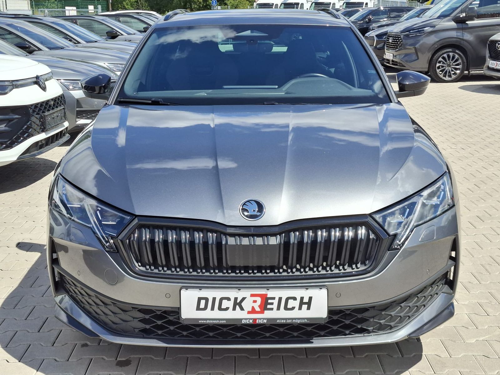 Fahrzeugabbildung SKODA Octavia 1.5 DSG Sportline PANO*MATRIX*AHK*5J.GAR