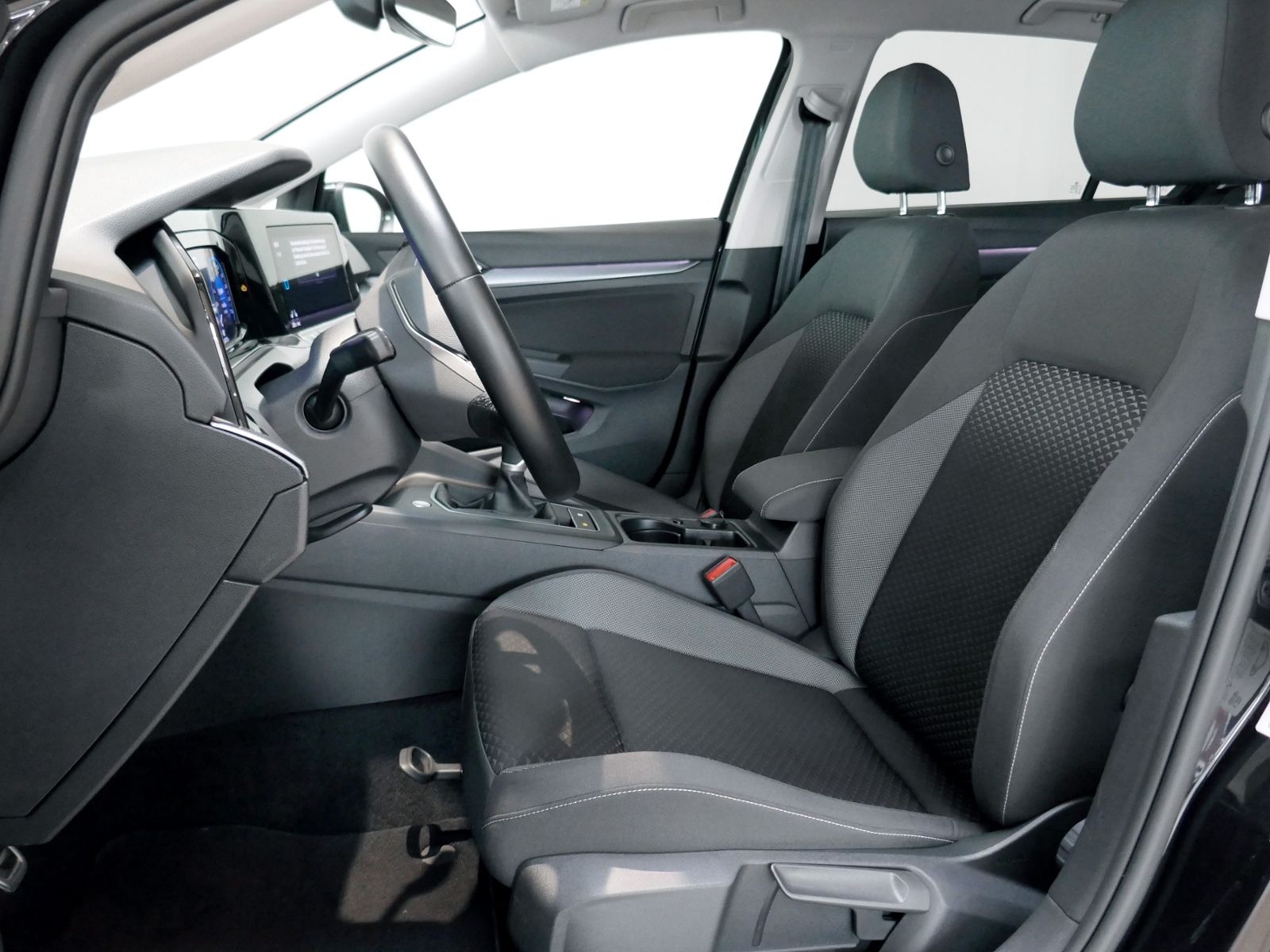 Fahrzeugabbildung Volkswagen Golf VIII Active 1.5 TSI | LED AHK RFK ACC Navi