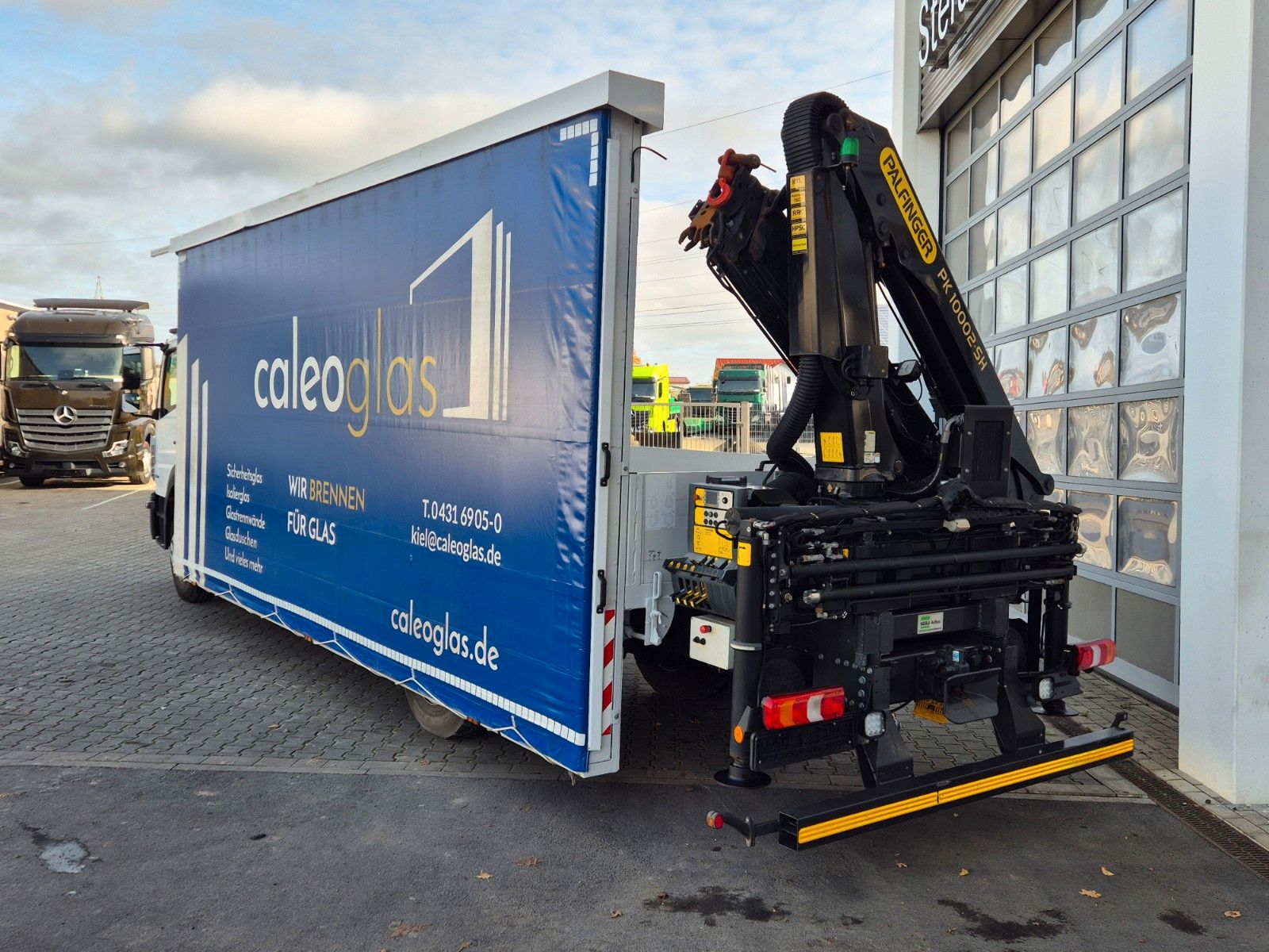 Fahrzeugabbildung Mercedes-Benz Atego 1324 L Glaswand Heckkran PK10002 SH Funk