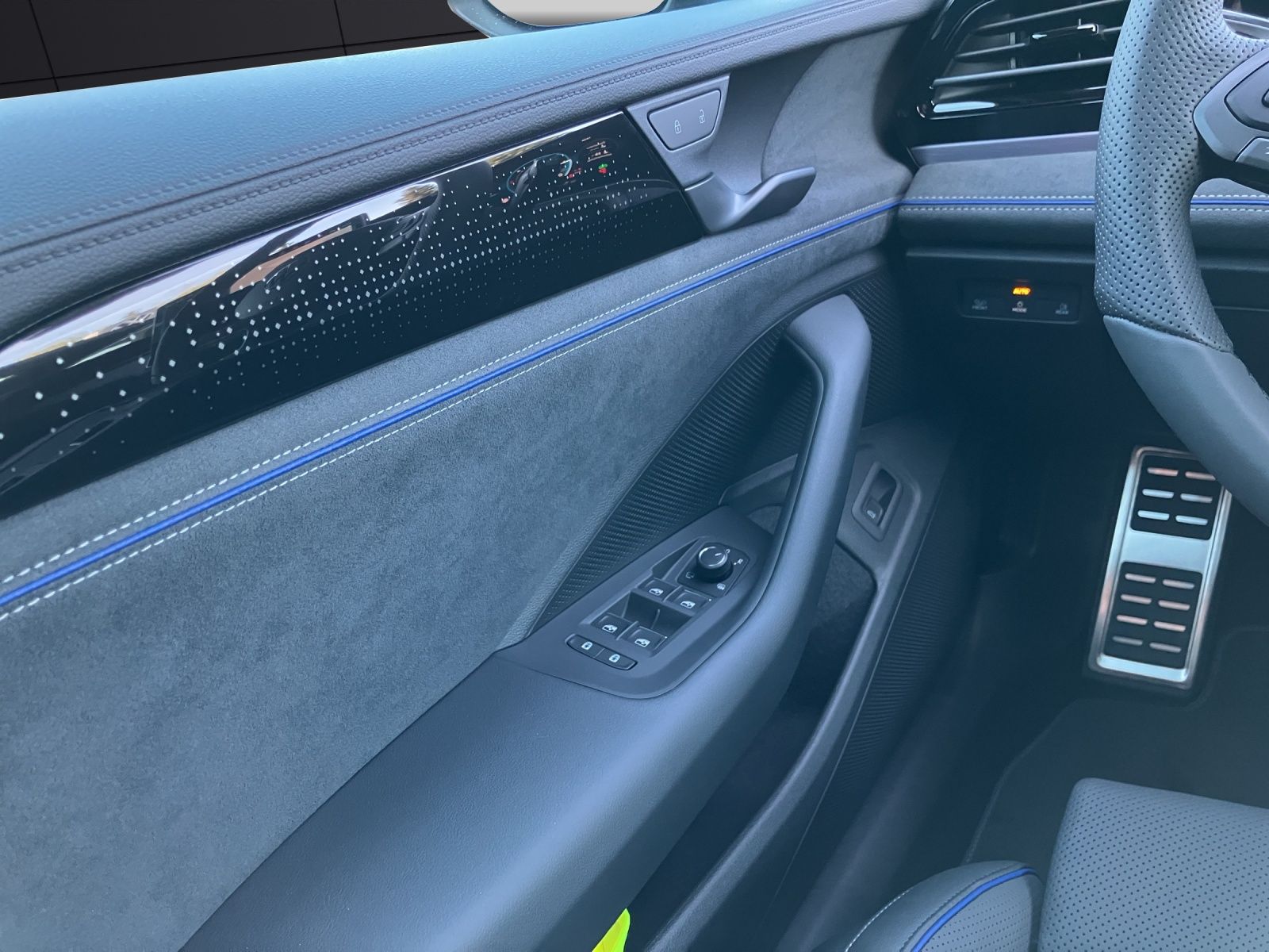 Fahrzeugabbildung Volkswagen Passat Variant TDI R-Line DSG Matrix 4M Navi AHZ