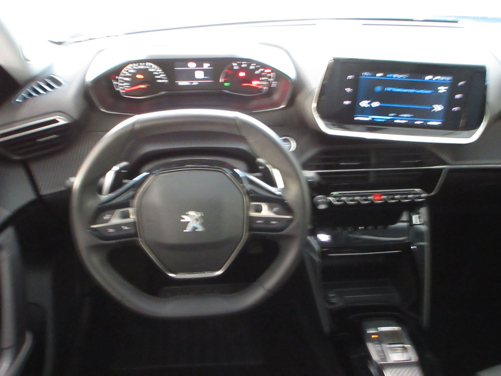 Fahrzeugabbildung Peugeot 2008 Allure 1.2T LED/NAVI/PDC/R´CAM/ALU
