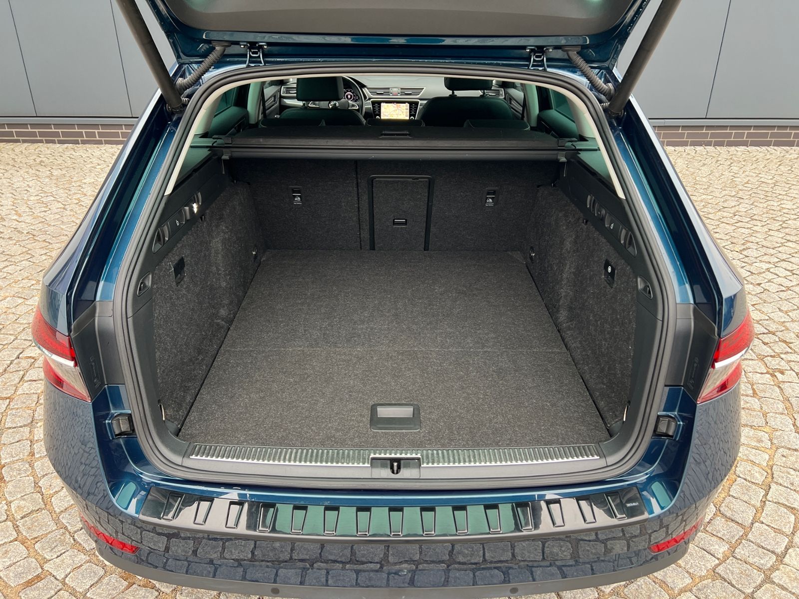 Fahrzeugabbildung SKODA Superb Combi Style 2.0 TDI DSG 4x4 *Navi, Sounds