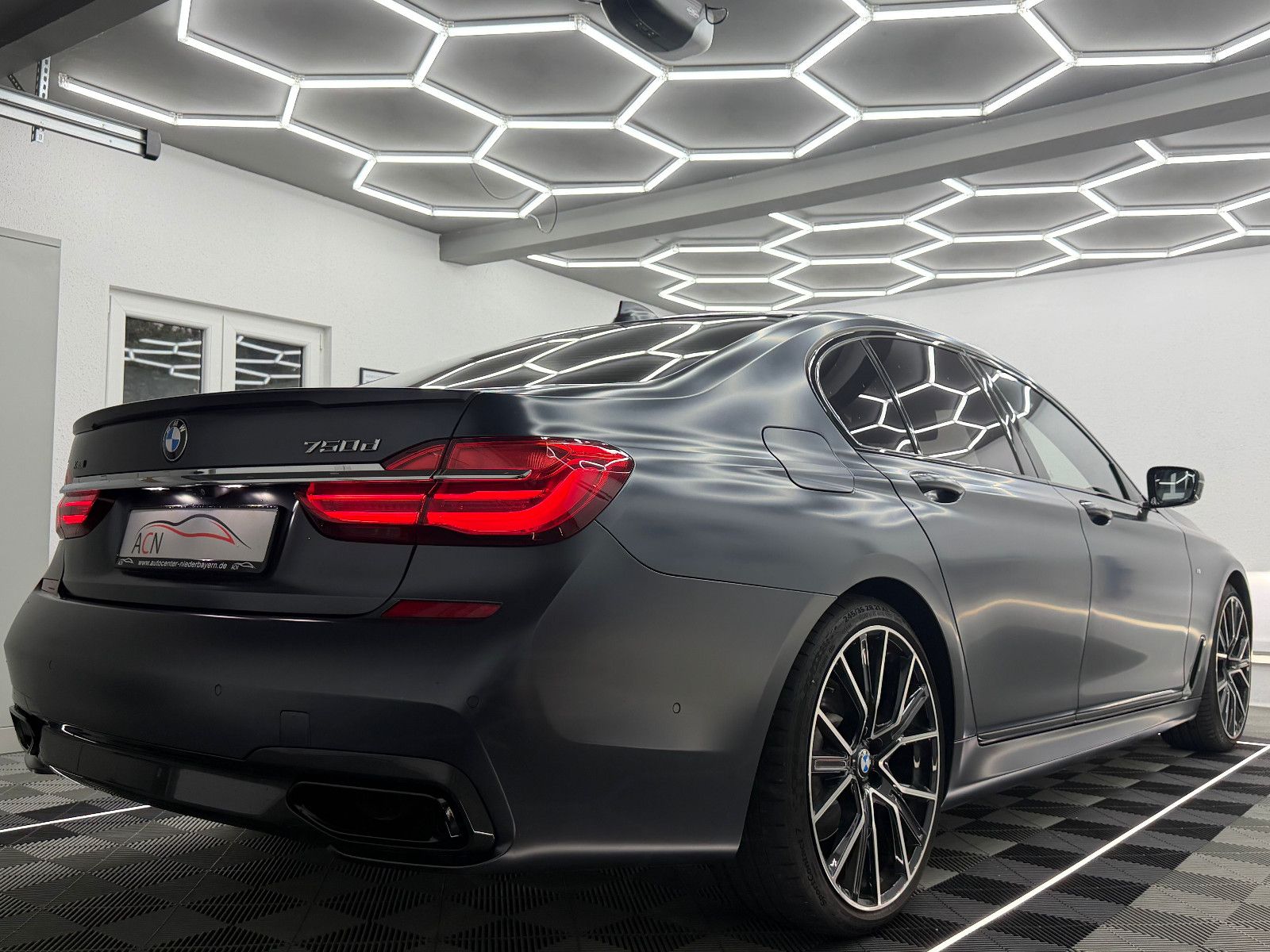 Fahrzeugabbildung BMW 750 d xDrive M SPORT/LASER/EXECUTIVE PRO/FROZEN