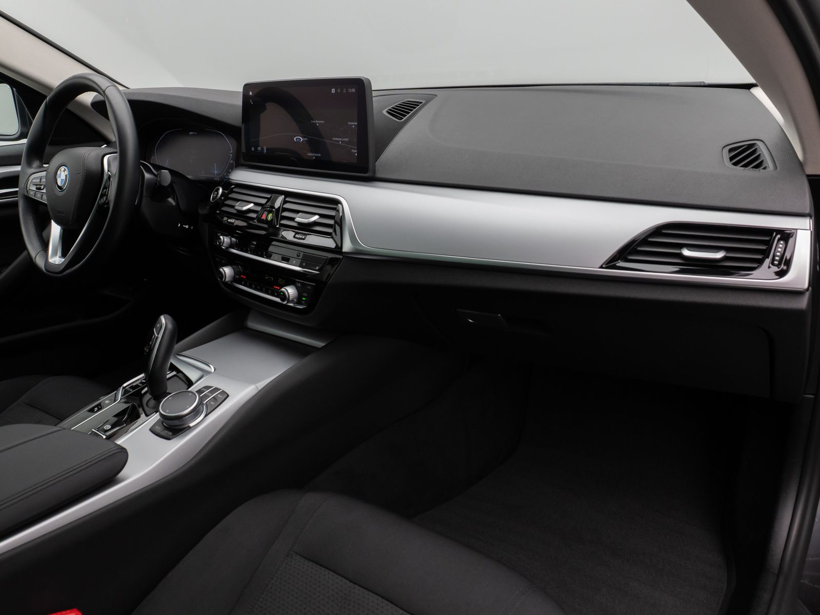 Fahrzeugabbildung BMW 530e xD Panorama DAB CockPitPro Alarm PDC 19Zoll