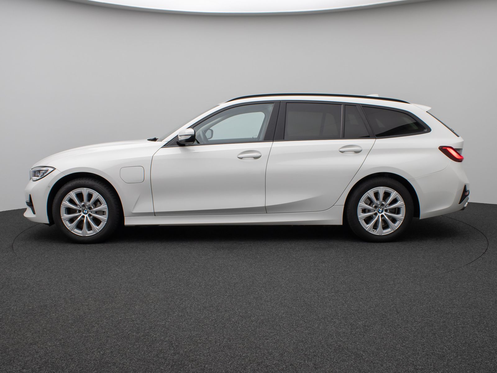 Fahrzeugabbildung BMW 330e Panorama Laser HUD DAB H/K Komfort Alarm