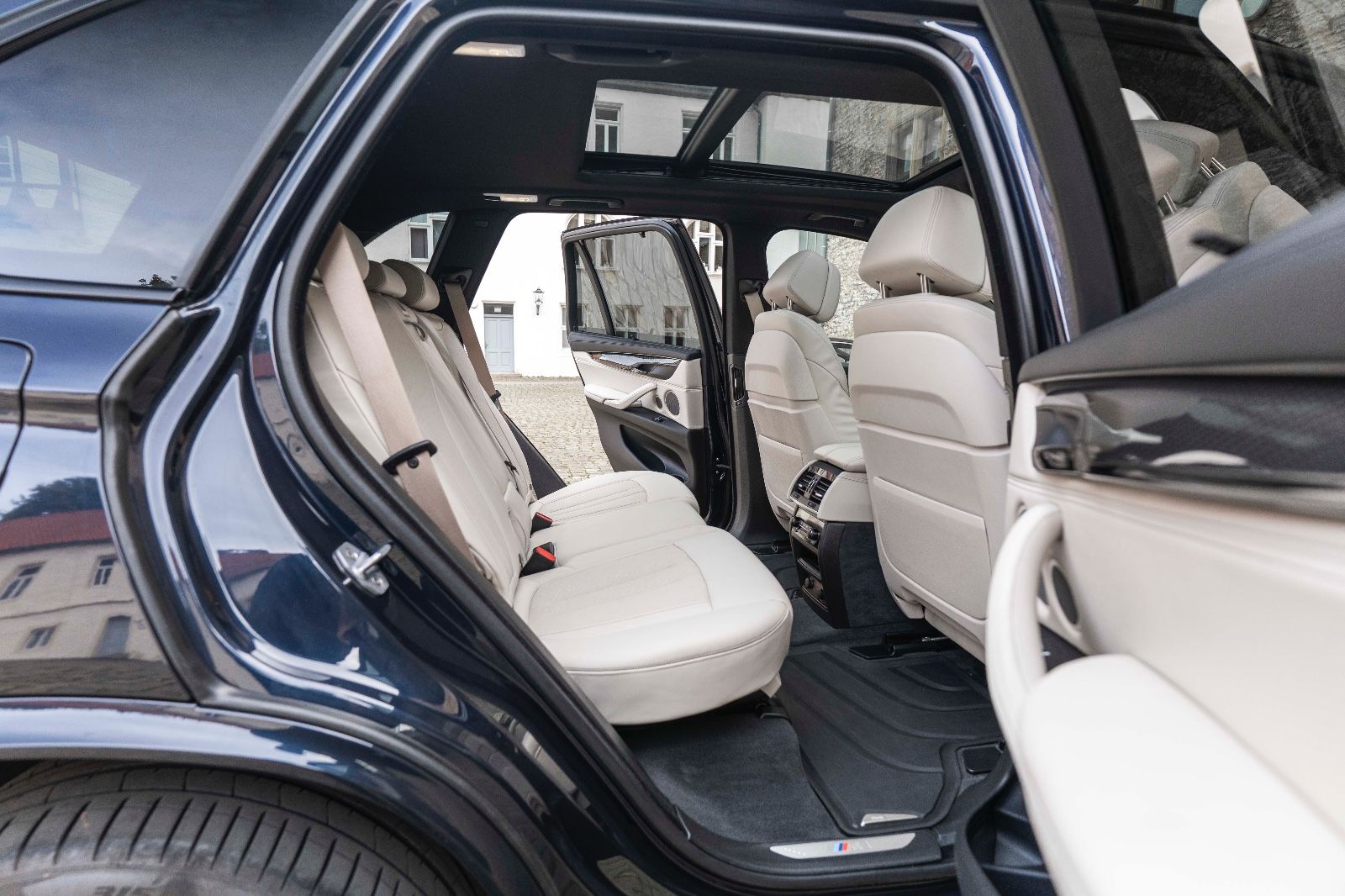 Fahrzeugabbildung BMW X5 xDrive50i Sportpaket ACC LED 360° HUD H&K