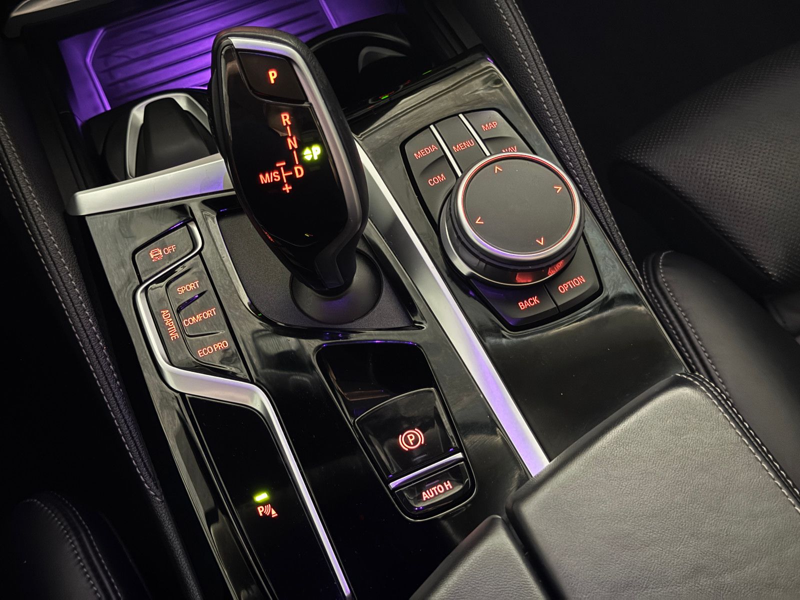 Fahrzeugabbildung BMW 520 d T LUXURY LINE HUD PANORAMA LASER VOLL