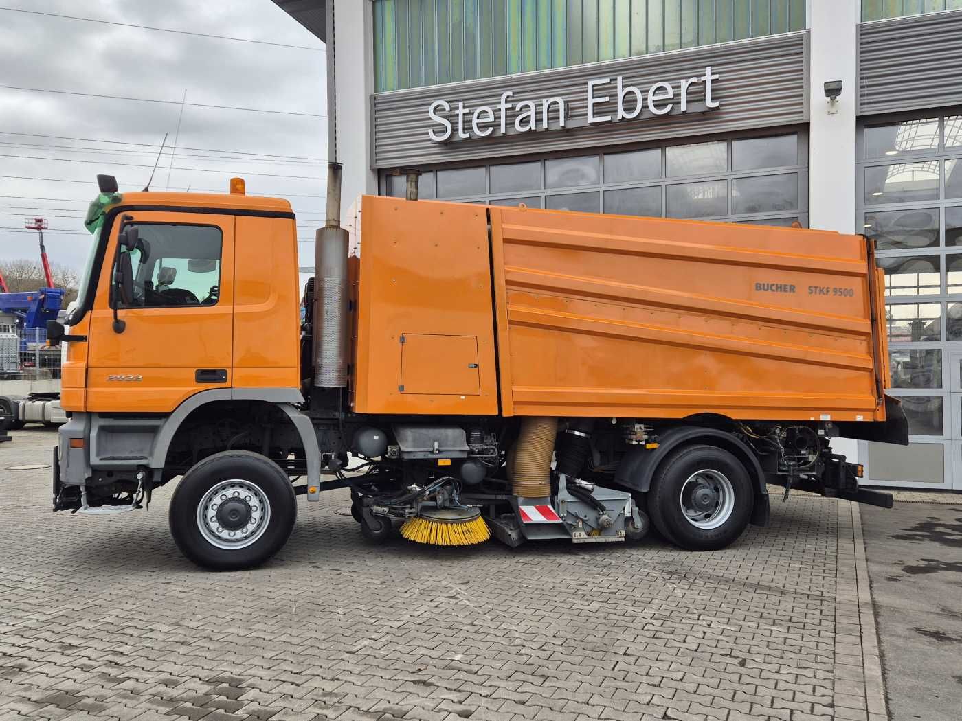 Fahrzeugabbildung Mercedes-Benz Actros 2032 A 4x4 Bucher STKF 9500 Airport 30x