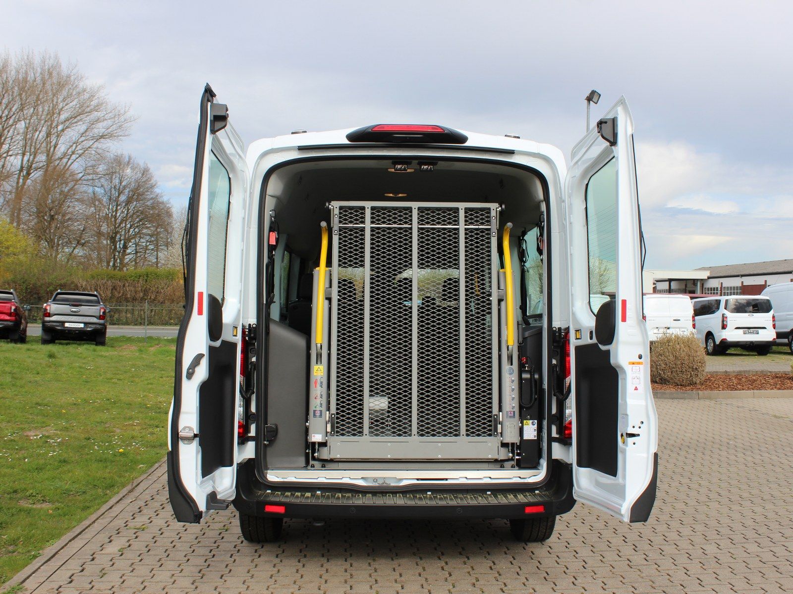 Fahrzeugabbildung Ford Transit 350 L3 Trend Rollstuhlumbau
