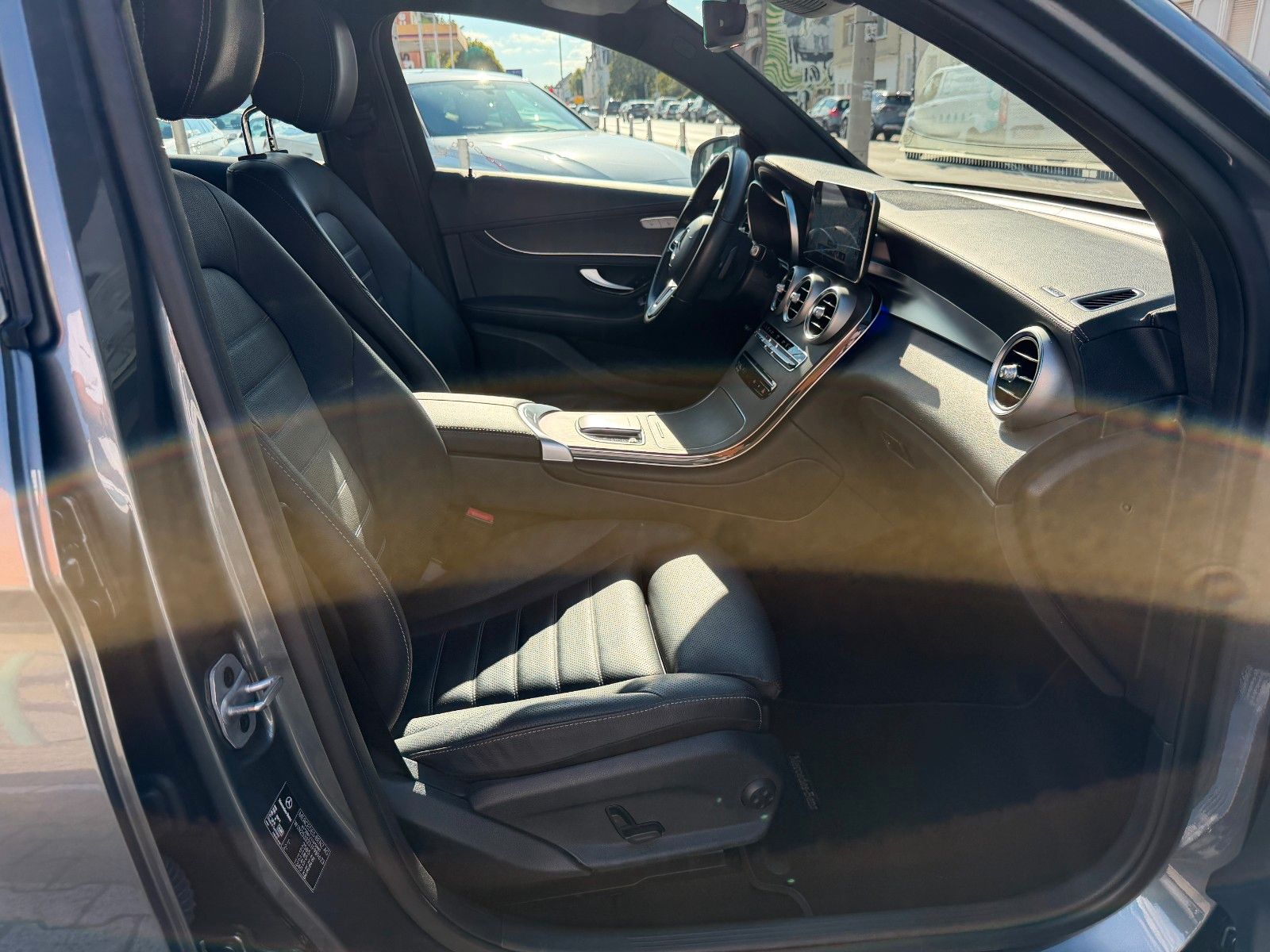 Fahrzeugabbildung Mercedes-Benz GLC 400 COUPE  4-MATIC AMG LINE LEDER SD STANDH.