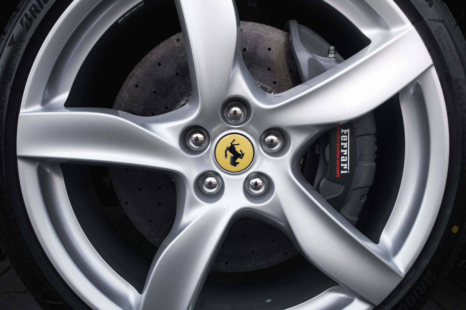 Fahrzeugabbildung Ferrari Purosangue-Pano-Lift-Burm.-360Kam.-Karbonlenkrad