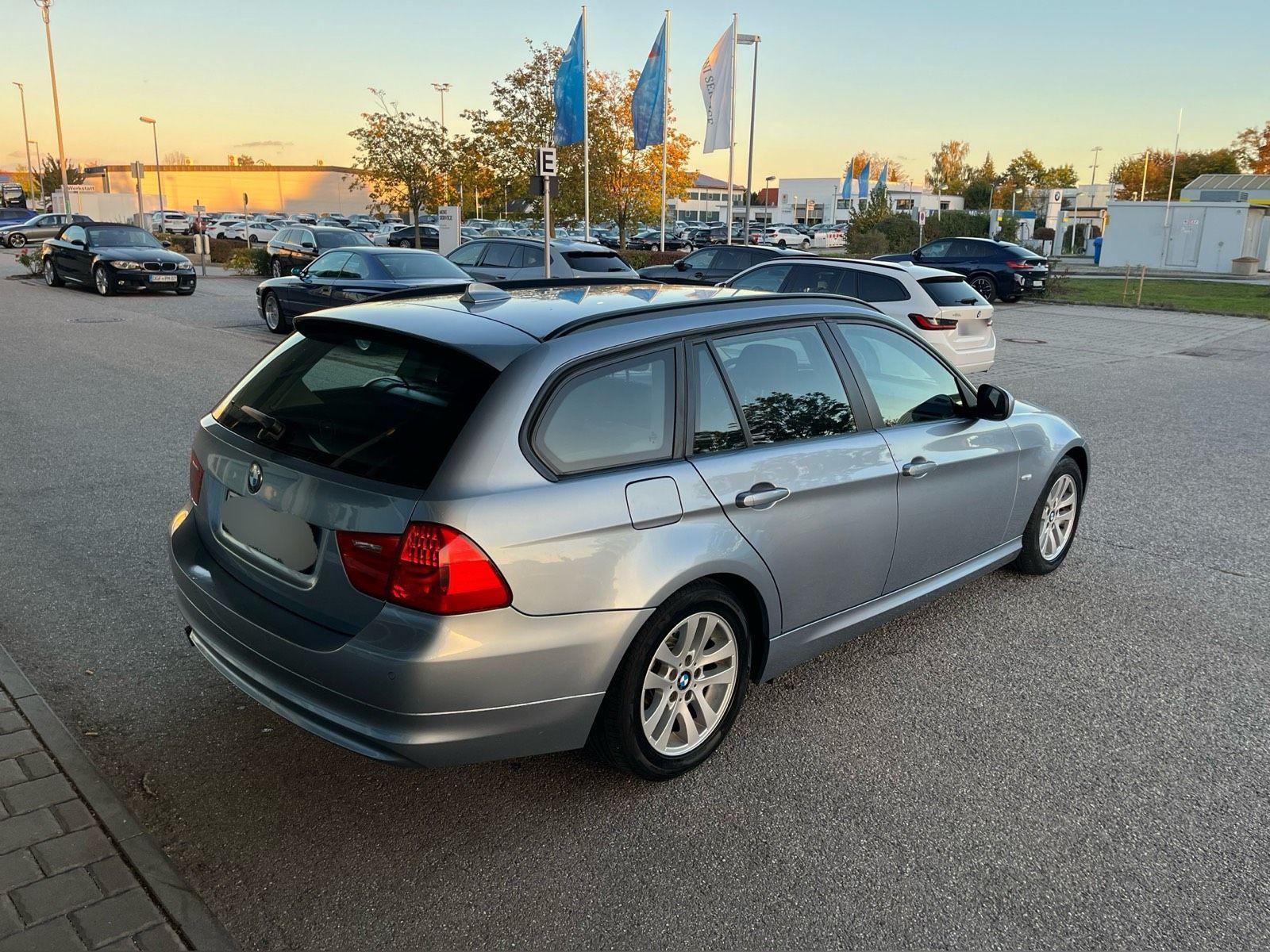 BMW 318 2010 — rear view