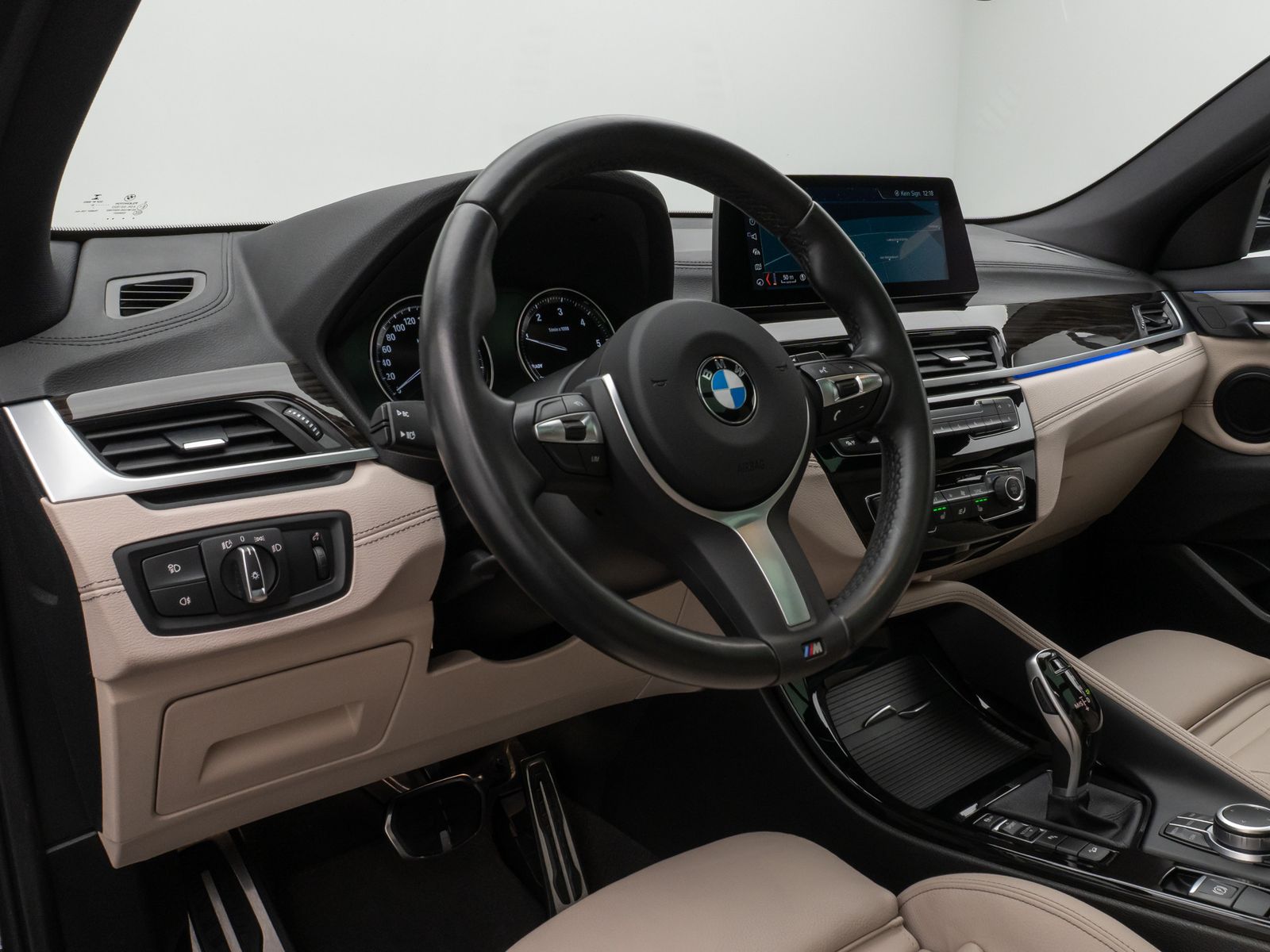 Fahrzeugabbildung BMW X2 xD20d M Sport Panorama Kamera HUD DAB Komfort