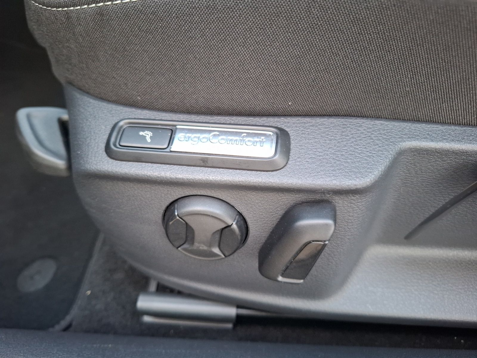 Fahrzeugabbildung Volkswagen Passat Variant TSI Business DSG STH Matrix Navi