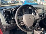 Mitsubishi Outlander 2.2 DI-D 4WD Automatik 7Sitzer - Mitsubishi Outlander: 2.2