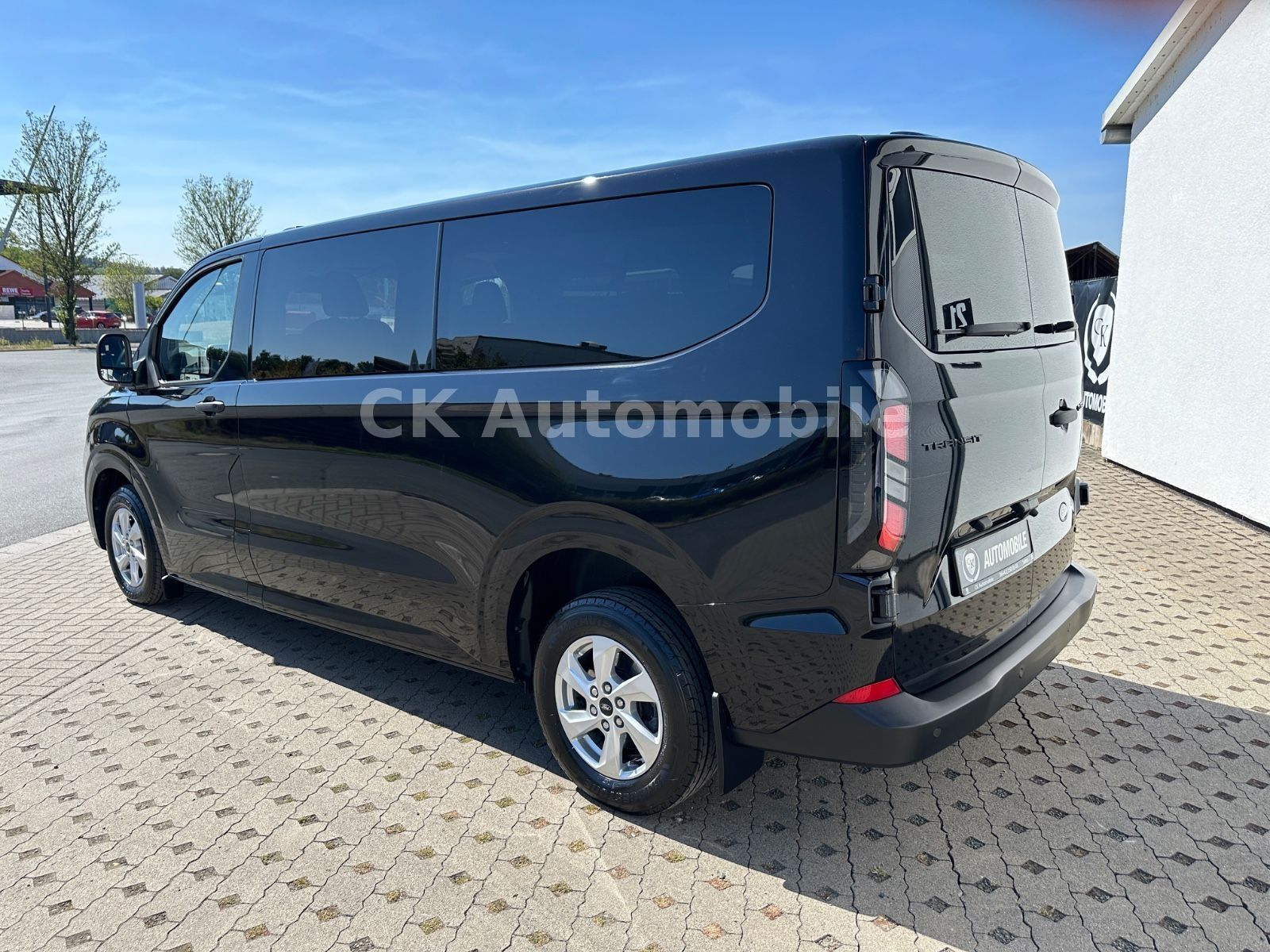 Fahrzeugabbildung Ford Transit Custom Kombi 320 L2 AWD Trend/9 Sitze