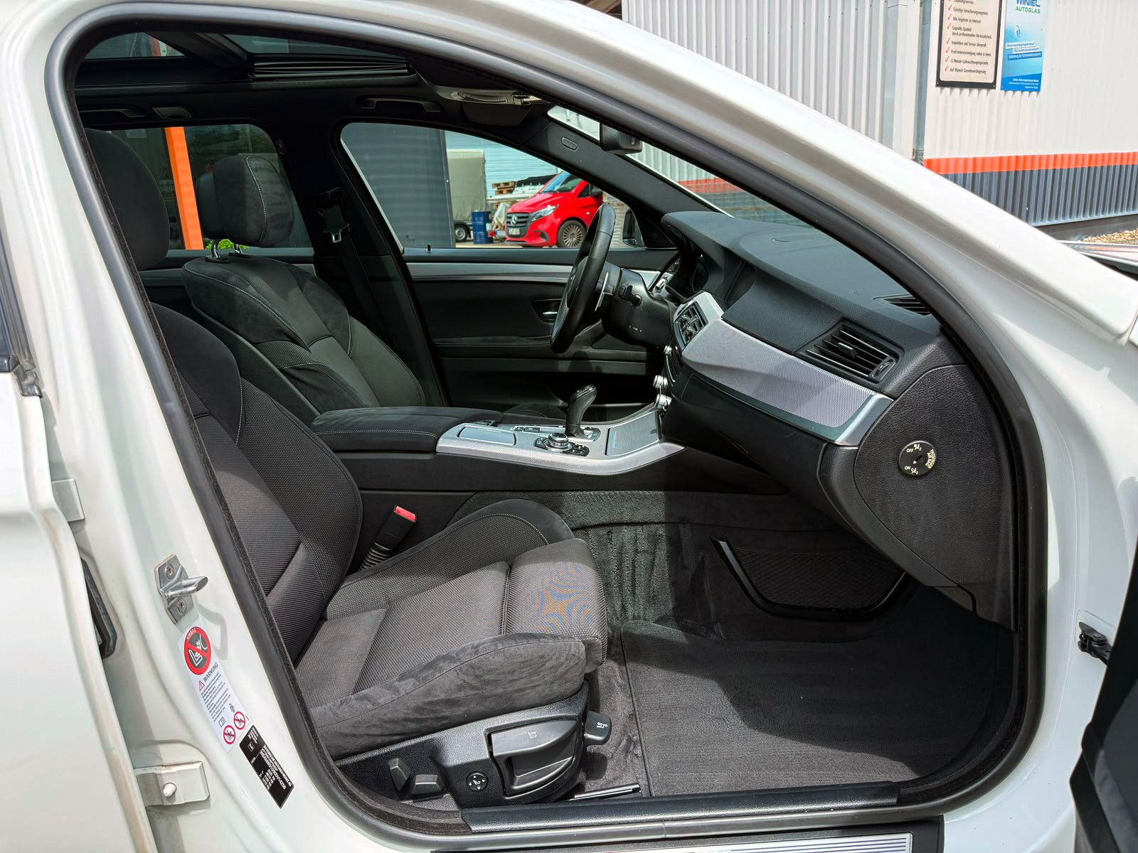 Fahrzeugabbildung BMW 530d Touring xDrive M-Sport PDC PANO SHZ AHK BT