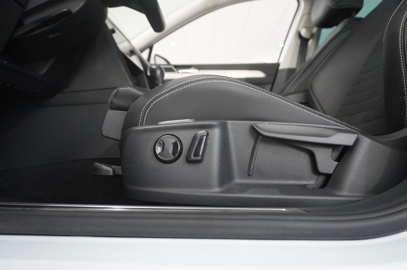 Fahrzeugabbildung Volkswagen Passat Vari. 2.0D R-LINE 4M NAVI/LED/KAMERA/AHK