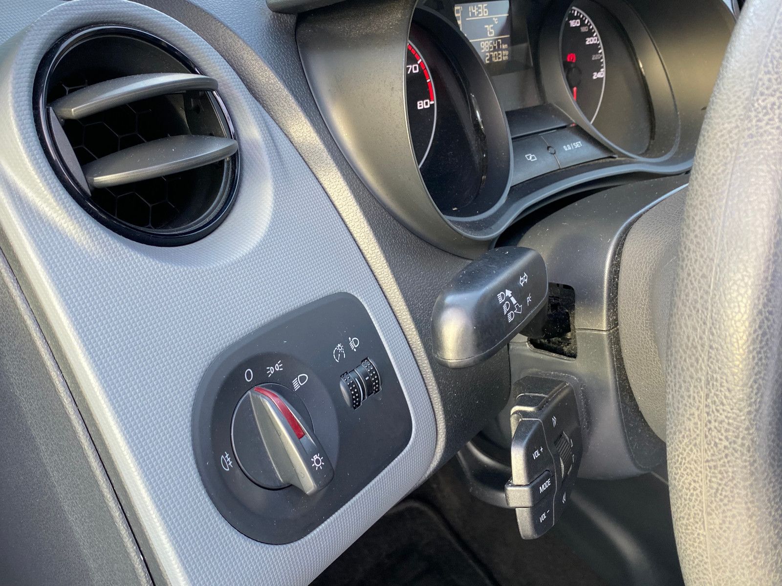 Fahrzeugabbildung SEAT Ibiza SC 1,4 16V Cool&Sound Salsa