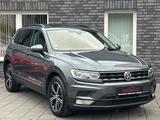 Volkswagen Tiguan 1.4 TSI DSG/PANORAMA/1.HAND/TÜV NEU - mit Benzin-Antrieb: Grau, Stoff, Beheizbare Frontscheibe