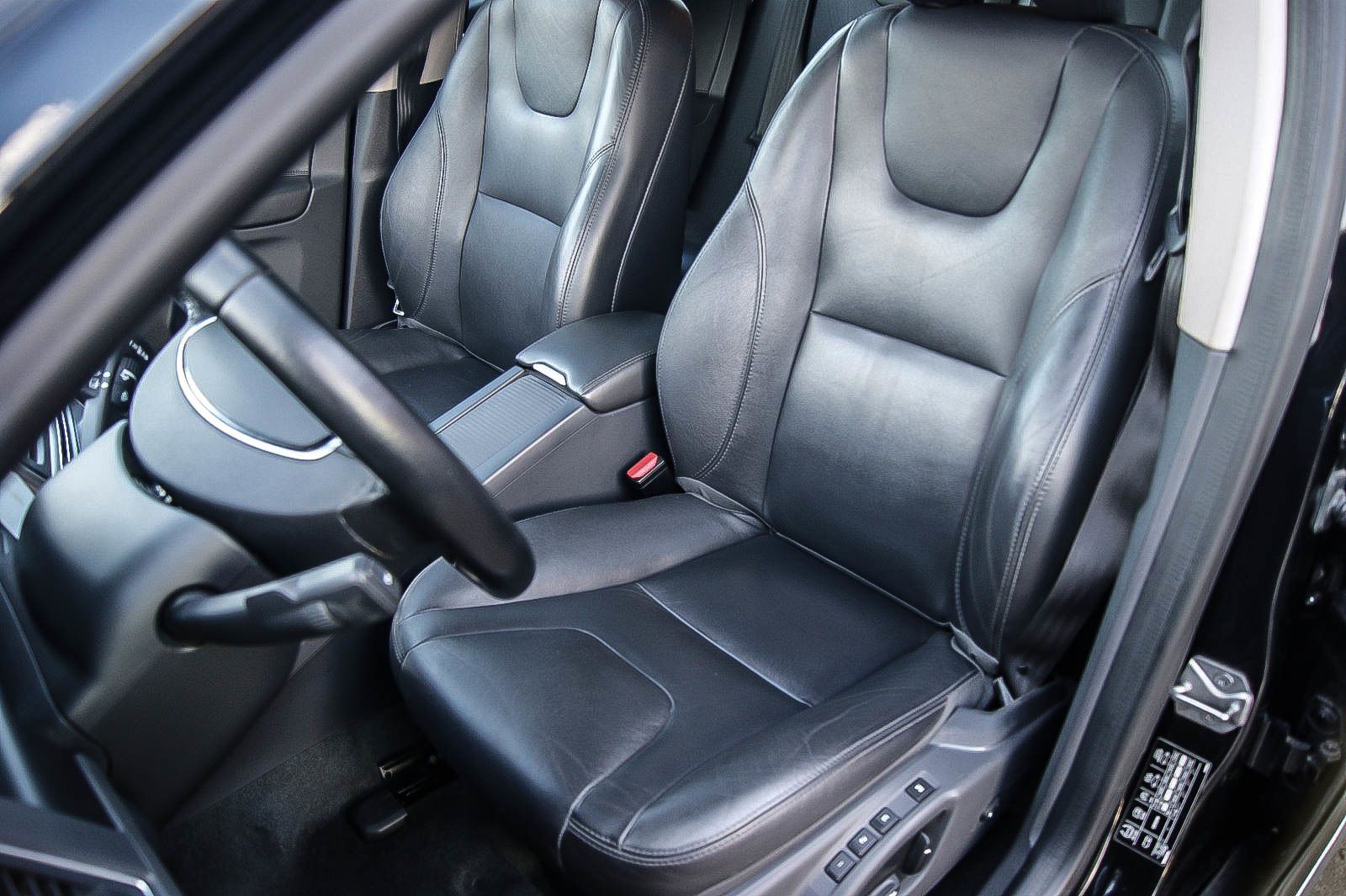 Fahrzeugabbildung Volvo XC60 D5 24 Summum AWD PANO STANDHZG KAMERA LEDER