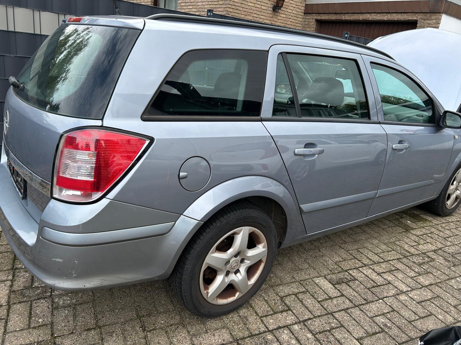 Opel Astra 2007 — вигляд ззаду