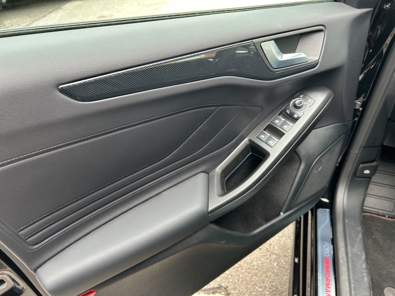 Fahrzeugabbildung Ford Focus Turnier ST X GlasDach B+O Winter PDC 20Zol