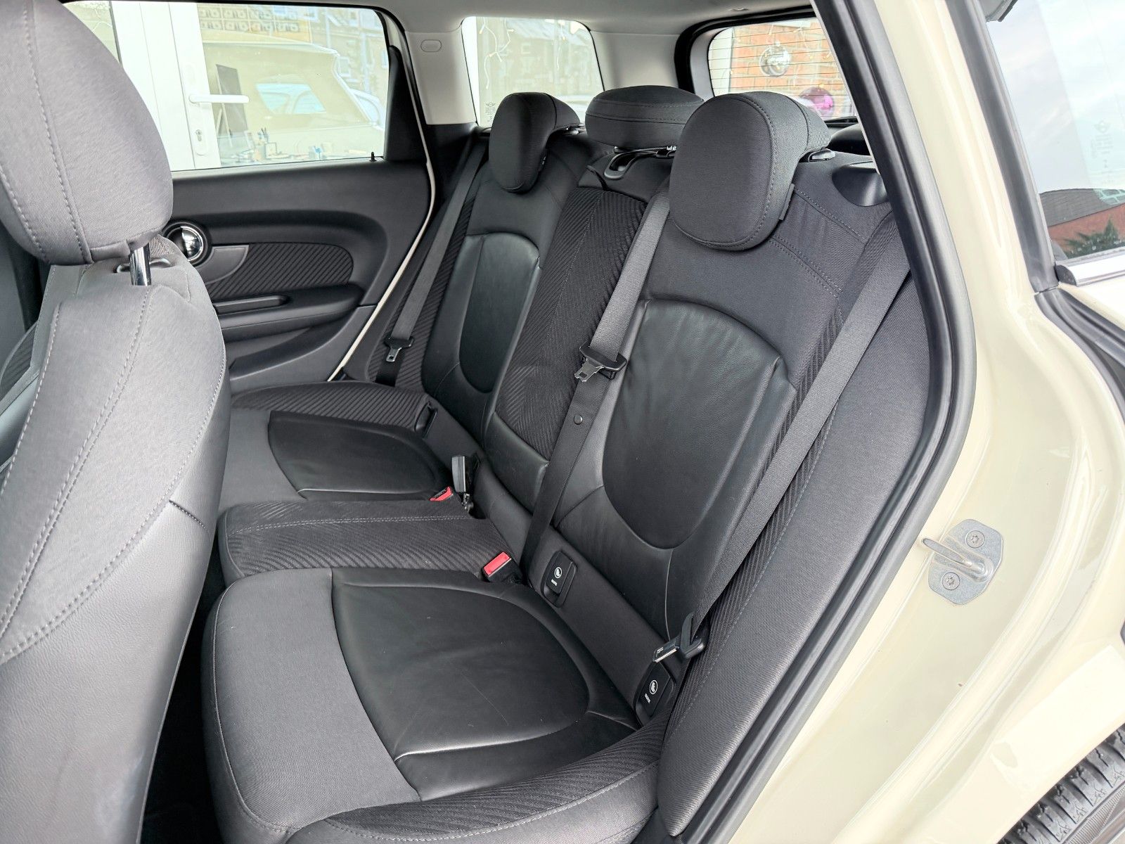 Fahrzeugabbildung MINI COOPER Clubman Autom. Navi/LED/Allwetter/PDC